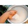 Không nên vo gạo trực tiếp trong nồi 