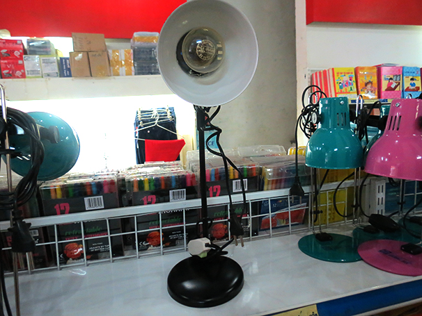 Đèn bàn HS chống lóa của Hồng Hà với chóa đèn sơn tĩnh điện tăng hiệu suất sáng