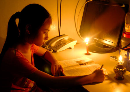 Học tập trong lúc mất điện sẽ làm ảnh hưởng đến thị giác của con trẻ