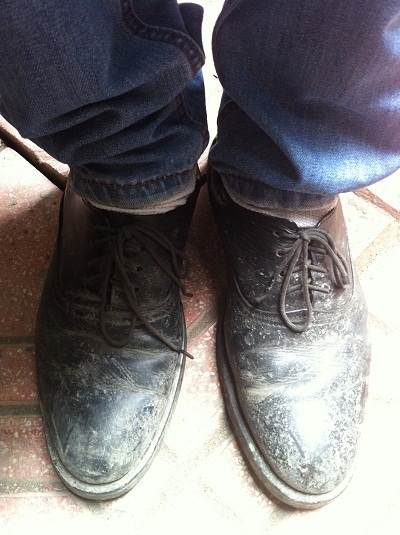 Một đôi giày lấm lem bùn đất