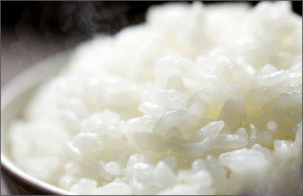 Hạt cơm trắng, dẻo thơm nếu bạn cho thêm 1 chút dầu ăn vào gạo
