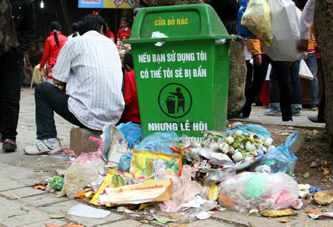 Sử dụng thùng rác nhựa công cộng giúp bảo vệ môi trường