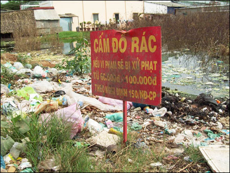 Sử dụng thùng rác nhựa công cộng hạn chế ô nhiễm môi trường